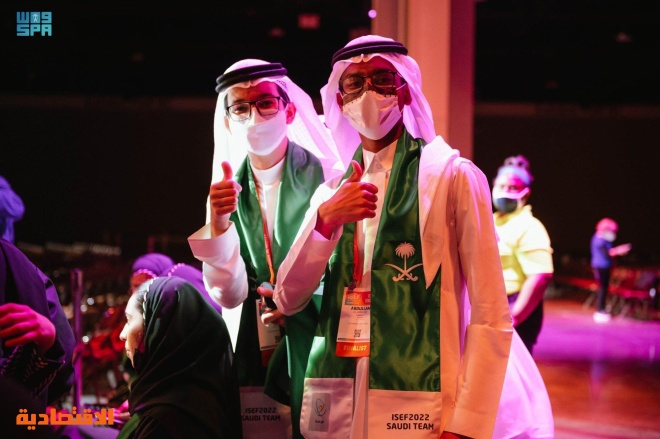 طلاب وطالبات سعوديون يرفعون راية الوطن في "آيسف 2022"