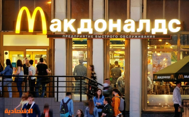 ماكدونالدز توافق على بيع مطاعمها في روسيا لمشغلها الحالي 