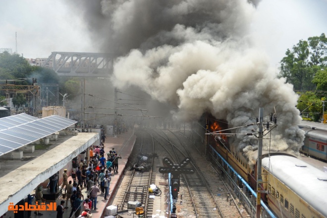 إضرام النار في قطارات احتجاجا على نظام التجنيد الجديد في الهند