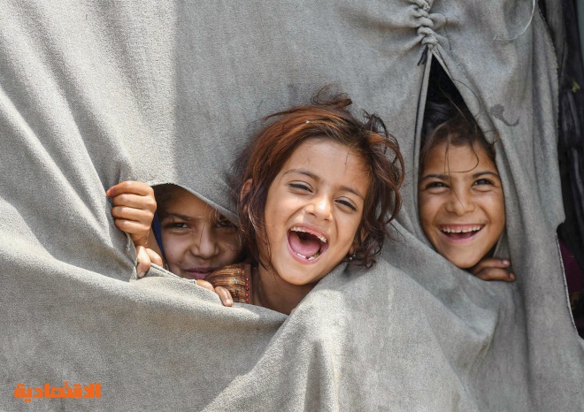 أطفال أفغان لاجئون في أحد المخيمات في مدينة لاهور الباكستانية