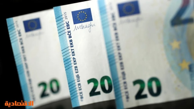 اليورو ينخفض بفعل الصعوبات التي يواجهها اقتصاد المنطقة والدولار يرتفع