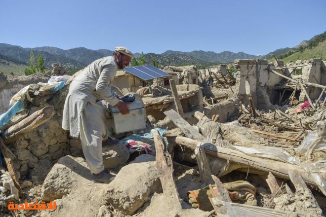 أفغاني يسير وسط أنقاض منزله المتضرر بعد الزلزال الذي وقع في منطقة جايان