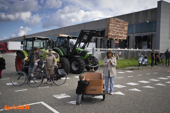 هولندا: مزارعون يمنعون توزيع الأغذية في المتاجر احتجاجا على القواعد البيئية