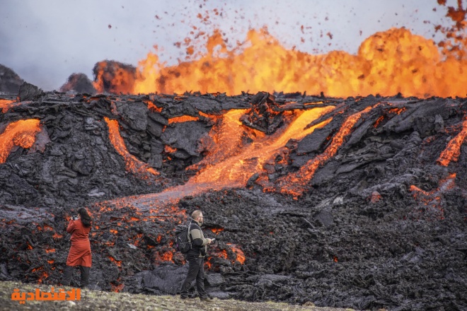 ثوران بركان بالقرب من عاصمة ايسلندا وتحذيرات للسكان والسياح