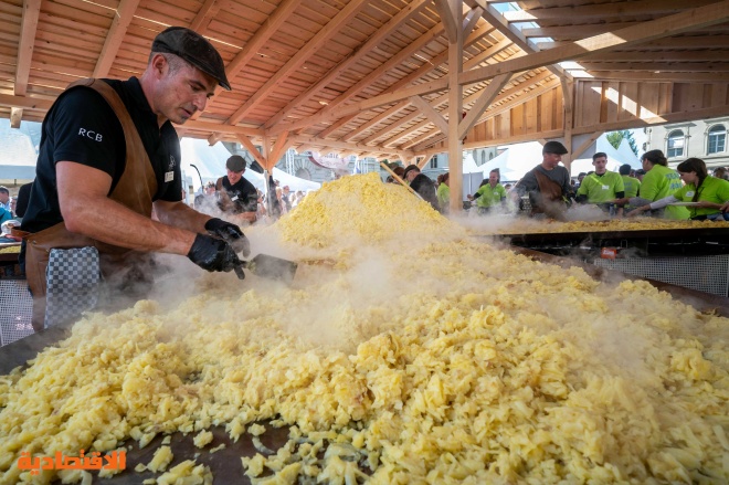 رقم قياسي عالمي جديد .. سويسرا تنتج أكبر فطيرة روستي