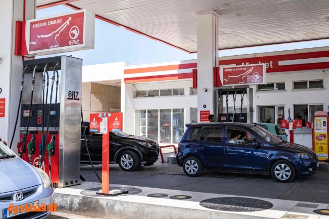ارتفاع أسعار الوقود يدفع السائقين للعبور إلى شطر قبرص الشمالي لتعبئة خزانات سياراتهم 