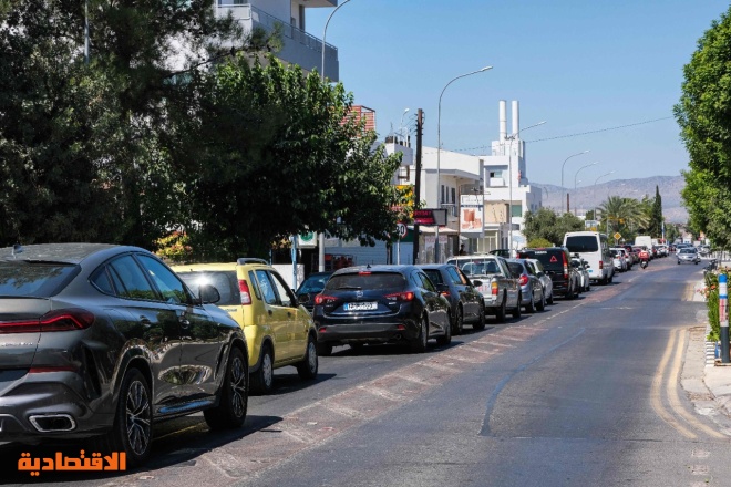 ارتفاع أسعار الوقود يدفع السائقين للعبور إلى شطر قبرص الشمالي لتعبئة خزانات سياراتهم 