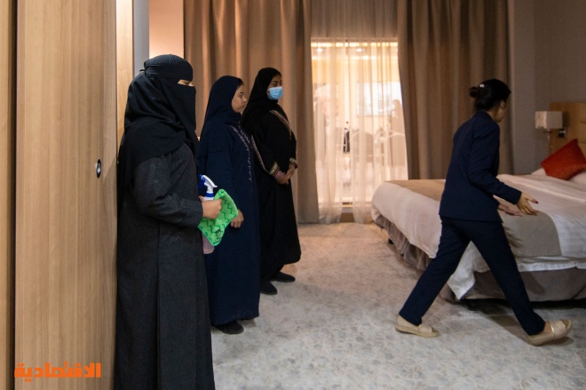 من خدمة الغرف إلى إدارة الفنادق .. سعوديون يتدربون للنهوض بالسياحة