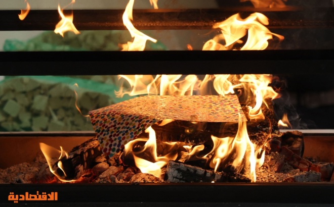 فنان بريطاني يحرق المئات من لوحاته بعد شراء نسخ الـ"إن إف تي" منها