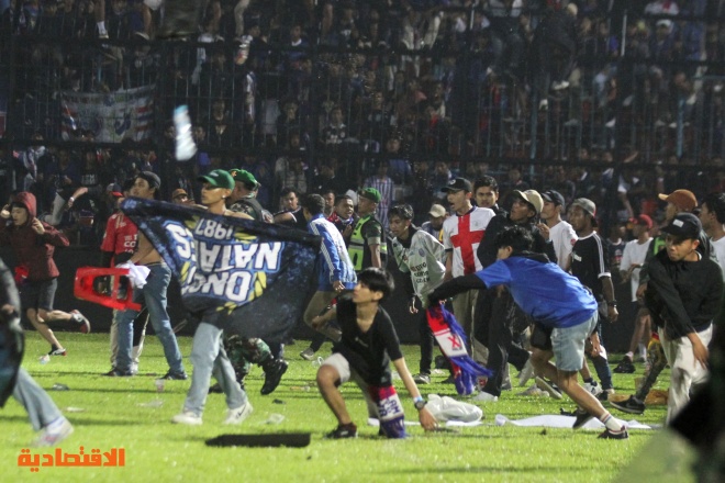 رئيس إندونيسيا يأمر بإيقاف الدوري بعد وفاة 174 مشجعا 