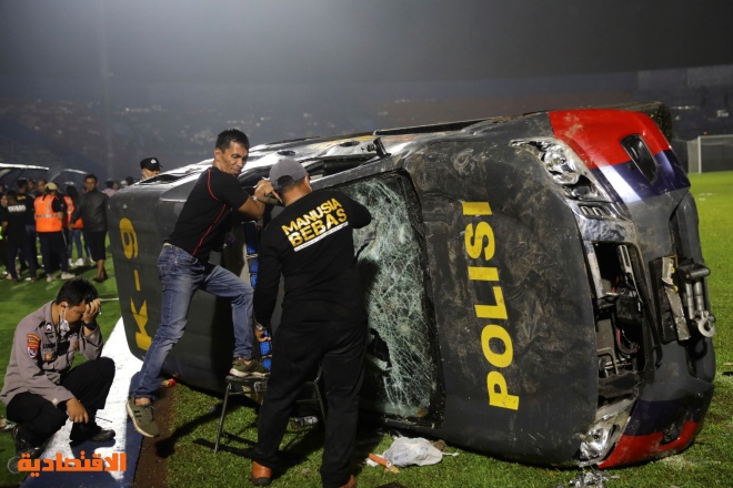 رئيس إندونيسيا يأمر بإيقاف الدوري بعد وفاة 174 مشجعا 