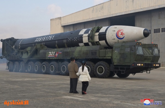 زعيم كوريا الشمالية وابنته خلال إطلاق أكبر صاروخ باليستي عابر للقارات في البلاد