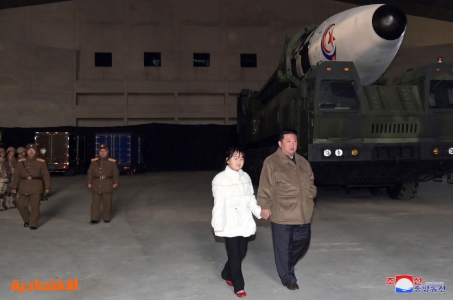 زعيم كوريا الشمالية وابنته خلال إطلاق أكبر صاروخ باليستي عابر للقارات في البلاد