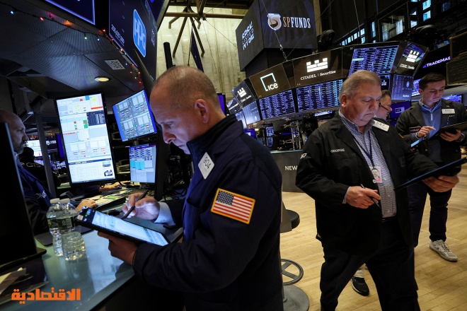 الأسهم الأمريكية تغلق منخفضة بفعل هبوط سهمي أبل وأمازون