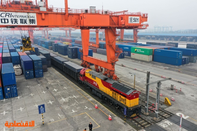الصين .. أول قطار شحن لممر التجارة البرية والبحرية الدولي