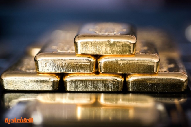 الذهب يتراجع وسط توقعات بتمسك "الفيدرالي" برفع الفائدة والبلاتين يهبط بنحو 1 %