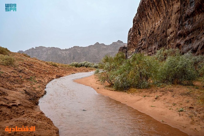 انسياب شلالات زيتة تبوك .. لوحة جمالية ومناظر خلابة