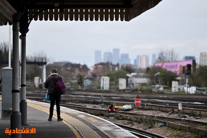 ركاب ينتظرون قطارا في محطة جنوبي لندن