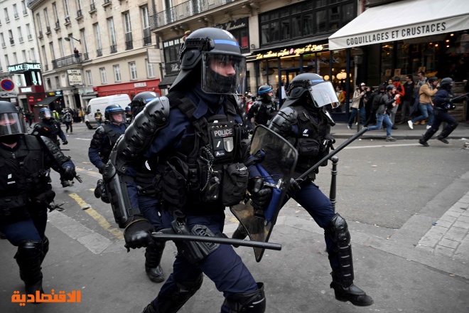 الاحتجاجات تعم فرنسا مع تمسك ماكرون بتعديل نظام التقاعد 