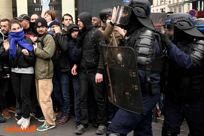 الاحتجاجات تعم فرنسا مع تمسك ماكرون بتعديل نظام التقاعد 