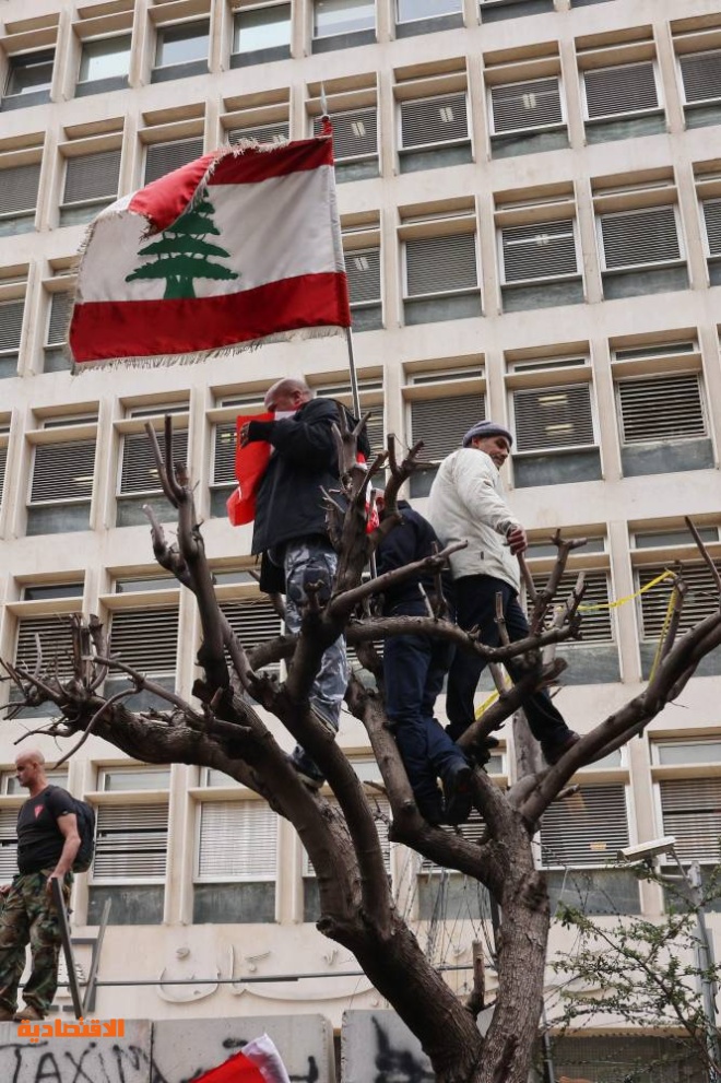 احتجاجات لبنانية مع انهيار القدرة الشرائية .. الأمن يمنع اقتحام المصرف المركزي