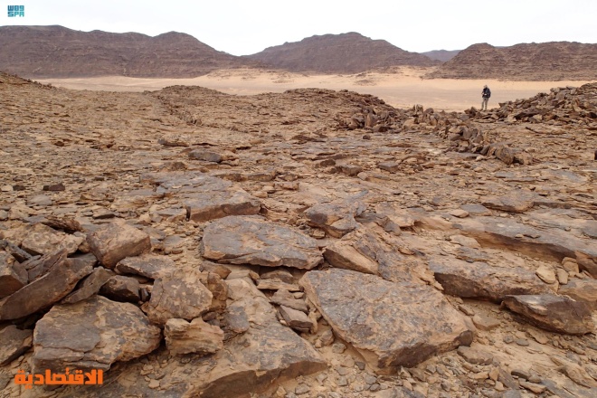 فريق علمي يعثر على منشآت حجرية يعود تاريخها إلى 9000 عام بجبل الظليات في الجوف