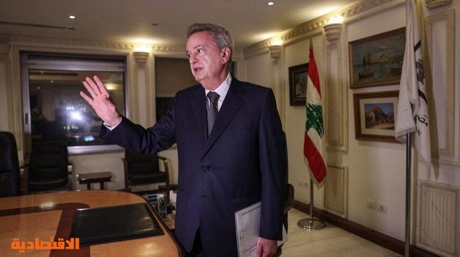 لبنان يتسلم مذكرة توقيف دولية بحق حاكم المصرف المركزي 
