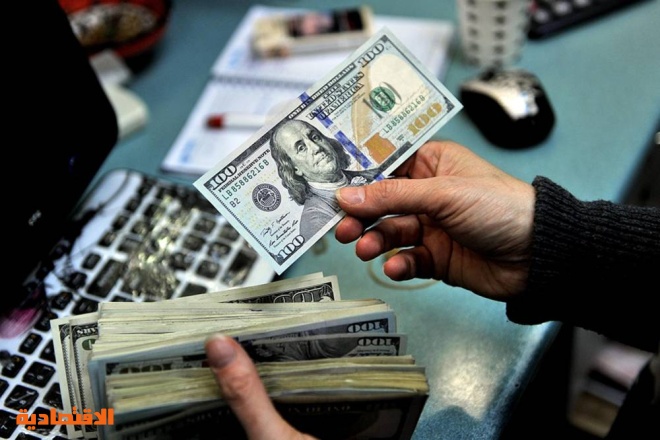 هل أوشك عصر الدولار على الأفول؟