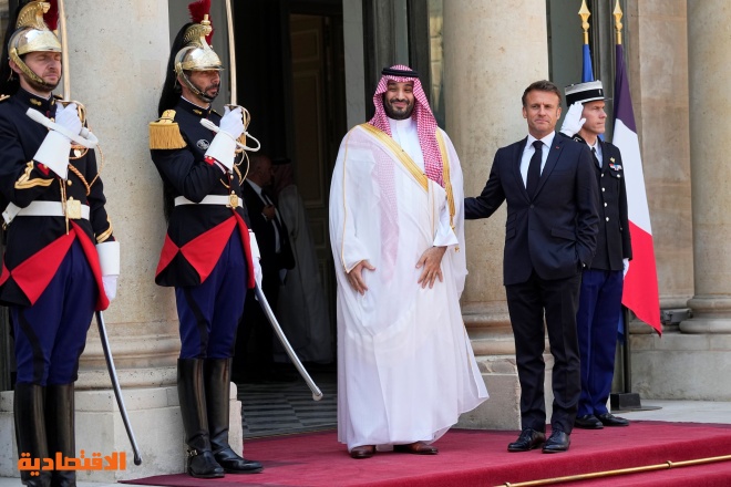 ولي العهد يصل إلى قصر الإليزيه وفي استقباله الرئيس الفرنسي