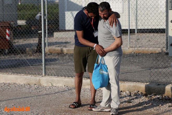 ناجون من حادث غرق سفينة مهاجرين قرب اليونان يلتقون بأقاربهم وأصدقائهم