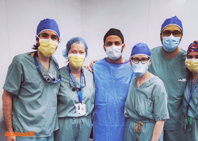 طبيب سعودي يجري جراحة نادرة ومعقدة تعيد البصر لمواطن كندي