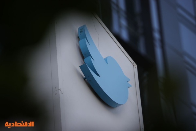 "تويتر" تفقد نصف عائداتها الإعلانية