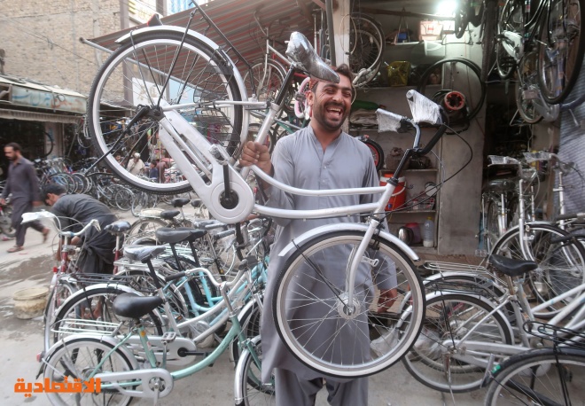غلاء الوقود يشعل أسعار الدراجات الهوائية في باكستان
