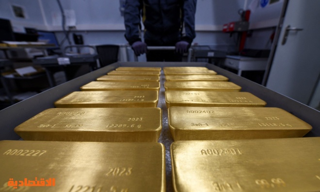 الذهب يتألق مع انخفاض الدولار وانتظار قرار الفيدرالي