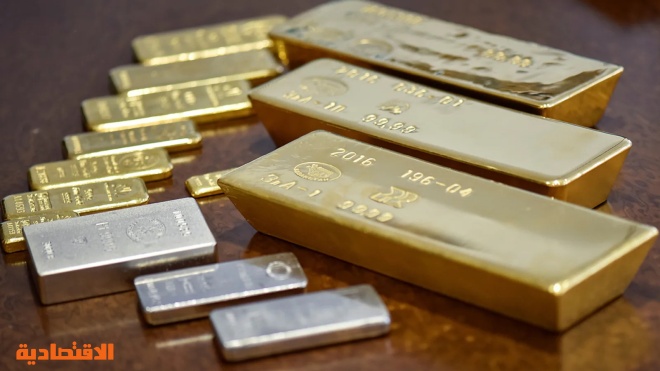 الذهب يحظى ببعض البريق والفضة تقفز 2%