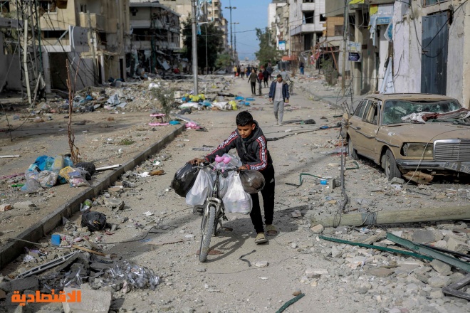 خلال الهدنة .. سكان غزة يتفقدون أنقاض منازلهم المدمرة