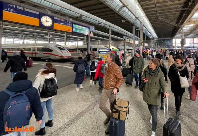 استئناف الملاحة الجوية في ميونخ واضطراب مستمر في القطارات