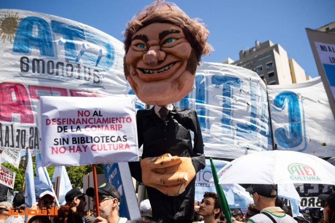 دمية للرئيس الأرجنتيني خافيير مايلي خلال احتجاجات ضد حكومته وسط بوينس آيرس