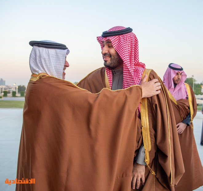 ولي العهد السعودي يستقبل ولي العهد البحريني لدى وصوله إلى الرياض