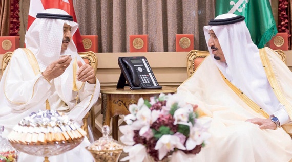 خادم الحرمين يستعرض مع رئيس وزراء البحرين العلاقات بين البلدين