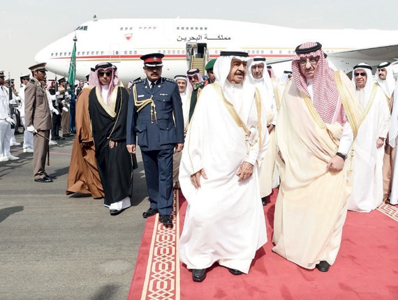 خادم الحرمين يستعرض مع رئيس وزراء البحرين العلاقات بين البلدين