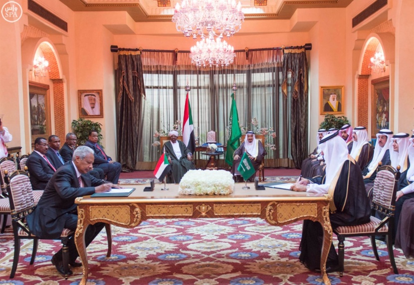 الملك والبشير يحضران توقيع 4 اتفاقيات