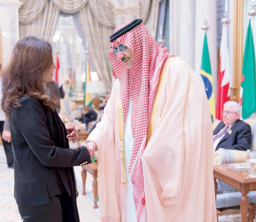 ولي العهد يلتقي الرئيس الفلسطيني وعددا من رؤساء البعثات المشاركة في القمة