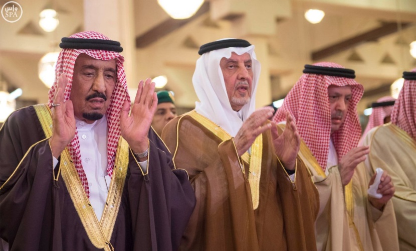 خادم الحرمين الشريفين يؤدي صلاة الميت على الأمير بندر الفيصل