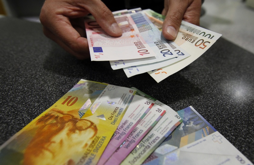 الفرنك السويسري يهبط لأدنى مستوى في 5 سنوات أمام الدولار
