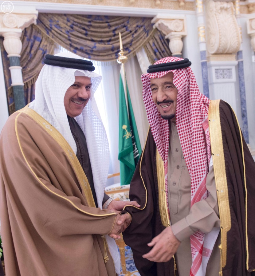 الملك يستعرض جدول القمة الخليجية مع أمين عام المجلس