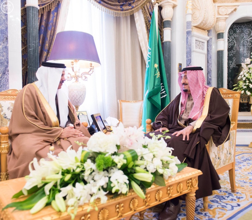 الملك يستعرض جدول القمة الخليجية مع أمين عام المجلس