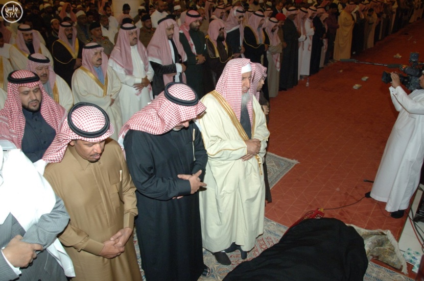 أمير الرياض يؤدي صلاة الميت على والدة الأمير جلوي بن سعود