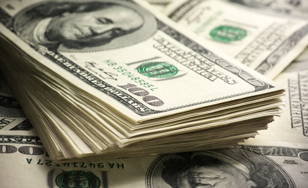 الدولار يهبط بفعل مخاوف بشأن تقلبات السوق وأسعار النفط