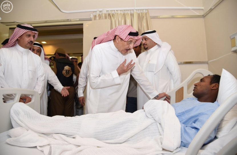 أمير جازان يقف على حادثة حريق مستشفى جازان ويزور المصابين